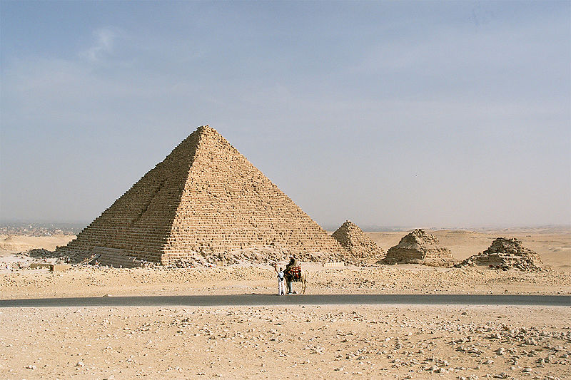 Die Mykerinos-Pyramide auf dem Gizeh-Plateau. Laut griechischer Legenden für die Hetäre Rhodopis gebaut.
