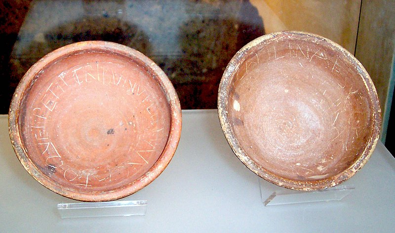 Schalen mit den Namen Catos (links) und Catilinas (rechts) aus dem Jahr 63. Solche Schalen wurden mit Essen gefüllt und als Wahlwerbung in Rom verteilt. 