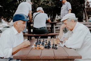 Zwei alte Männer spielen Schach.